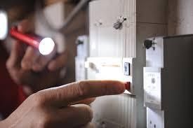 Un électricien hautement doué offre le meilleur service
