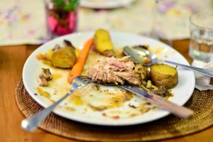 Gâchis dans une assiette.