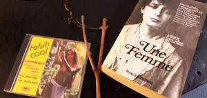 Musique tahitienne, sarment de vigne, biographie de Camille Claudel par Anne Delbée : 3 objets-fétiches de Viola Montenot.