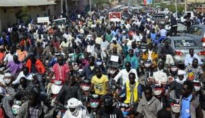 18 000 étudiants dans la rue, 18 000 cailloux et Déby quitte le pouvoir.. Wallaye!