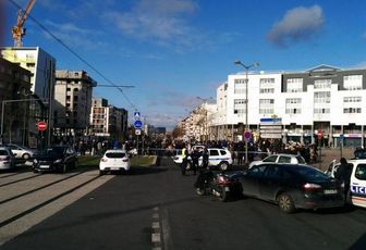 Deux personnes retenues en otage dans un bureau de poste près de Paris
