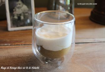 Nuage de fromage blanc sur lit de rhubarbe