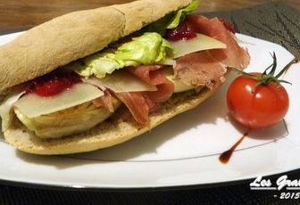 Bataille Food #21 : Focaccia jambon de parme, pecorino, sucrine et sauce aux airelles