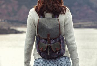 Gros pull et jupette pour un look "Jeune fille en fleur"