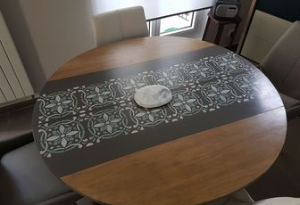 Pour actualiser une table ronde en bois...Les carreaux de ciment!