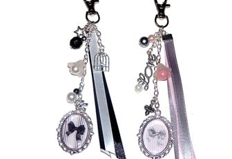 Bijou de sac, porte clés, avec cabochon nœud, perles et breloques sur mousqueton