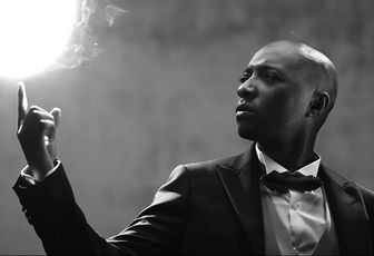 "Le diable ne s'habille plus en prada" : Soprano dévoile son nouveau clip