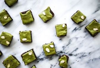 trang mieng voi banh matcha glaze brownies thom phuc
