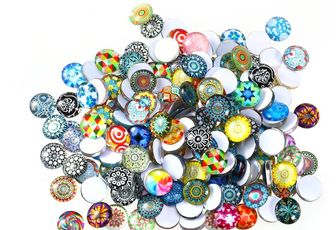 Neuf 50 Cabochons en Verre Multicolores 12mm