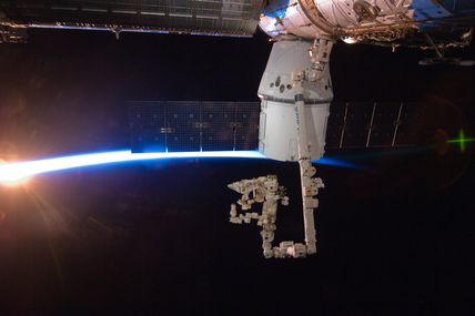 Amarrage du cargo Dragon de SpaceX à l'ISS