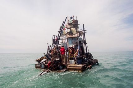 Un étonnant collectif d’artistes navigue sur les mers à bord de maisons flottantes faites de déchets