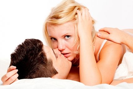 Volver loco a un hombre en la cama con sexo oral