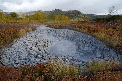 Les chaudières de boue dans la caldera du volcan Uzon.