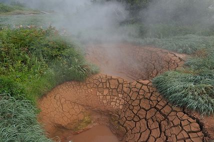 Une chaudière de boue dans la Vallée des geysers en été et en hiver.