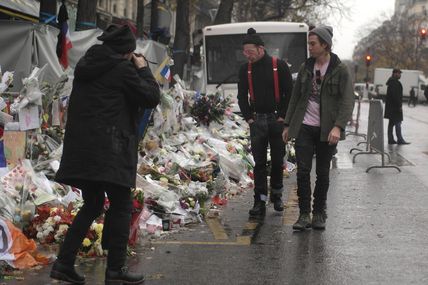 Les membres d'Eagles Of Death Metal reviennent au Bataclan (08/12/2015)