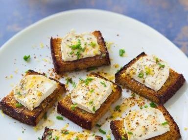 Coeur de chèvre sur canapés de pain d'épices