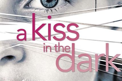 A kiss in the dark de Cat Clarke ♪ Guard you ♪