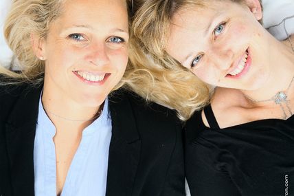 le 30 mai 2014 - Photo Corporate de deux jeunes femmes chef d'entreprise et dynamique