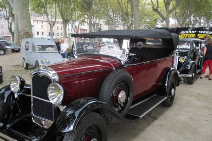 Les amis des vieilles voitures du Vivarais : Tournon-sur-Rhone, une exposition de véhicules anciens ..