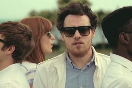Metronomy s'offre Robyn dans le clip Hang Me Out To Dry