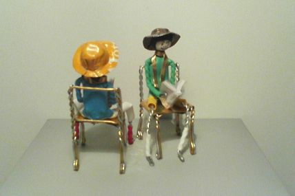 CHAISES ET LECTEURS EN "MUSELETS" !