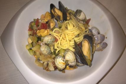 spaghettis aux légumes et aux coquillages