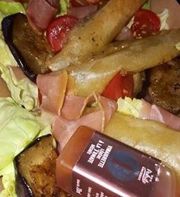 Salade nems de camembert, jambon cru, tranches d aubergine grillée, tomates!