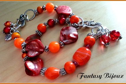 Un ensemble de bracelets rouges oranges .