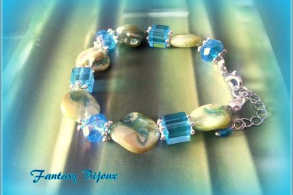 Bracelet jolies couleurs de vert et de bleu.