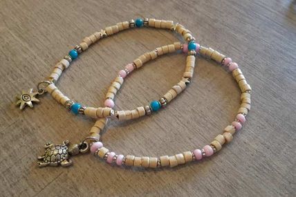 Charmants petits bracelets de cheville, perles de bois et perles de verre, sur élastique.