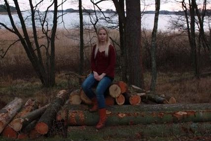 Stina chante "Yema Lkahina" du groupe les Berbères