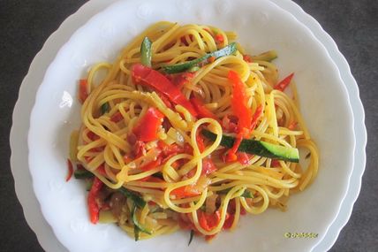 Spaghetti, courgettes, poivron rouge et chorizo