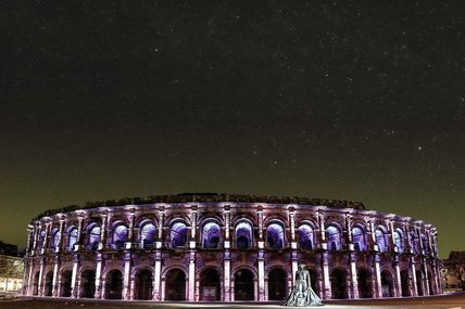 Les arènes de Nîmes by night avec leurs illuminations de Noël et leurs guirlandes d'étoiles