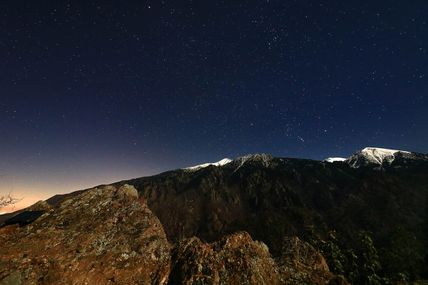 Le massif du Canigou et ses monts enneigés sous les étoiles