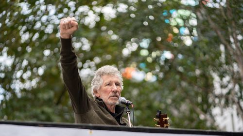 A Roland Garros, l'ex Pink Floyd Roger Waters, keffieh A Roland Garros, l'ex Pink Floyd Roger Waters, keffieh