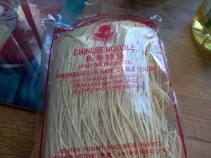 Chinese noodles piquantes aux nems - Chef Dodo