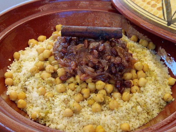 Tfaya Couscous Au Poulet Pois Chiches Oignons Et Raisins Secs