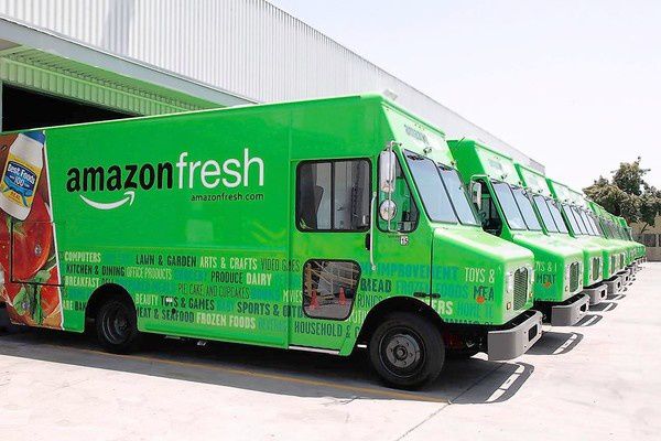 50% de la population Américaine couverte par l'offre épicerie Amazon dès 2014 et avec sa propre flotte de véhicules. Amazon Fresh accelère et en profite pour réorganiser sa logistique.