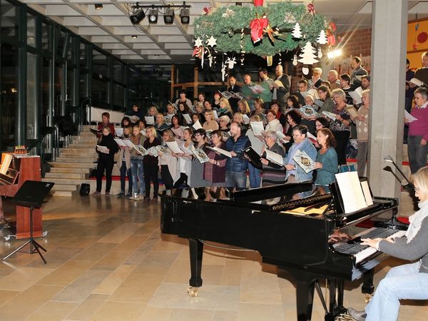Mit einem einmaligen Projekt bereicherte 1997 der Projektchor der Sing- und Musikschule die 900 Jahrfeier der Gemeinde. Am 21. und am 22. Juni ging im Haus der Begegnung der Vorhang auf bei der Premiere von „Carmina Burana“ von Carl Orff in der Fassung für Chor, Soli, zwei Klaviere und Schlagwerk. Zur Erinnerung hatte Völker die Notenhefte von damals mitgebracht und so sang der Chor nochmals Teile des imposanten Werks, das 1997 im Oktober zwei Mal in den Mainfrankensälen wiederholt wurde und dann 1998 im April während der Konzertreise in die Toskana bei Aufführungen in der Partnerstadt Greve in Chianti und in Florenz für Furore sorgte.
