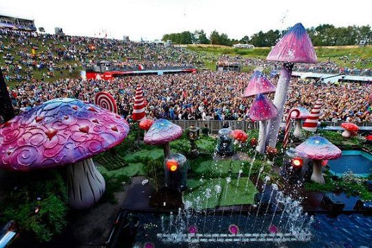  festival est bourré de symboles illuminatis né dans la ville  de boom en Belgique (boom festival reproduit partout dans le monde ...comme les parcs Disney ...