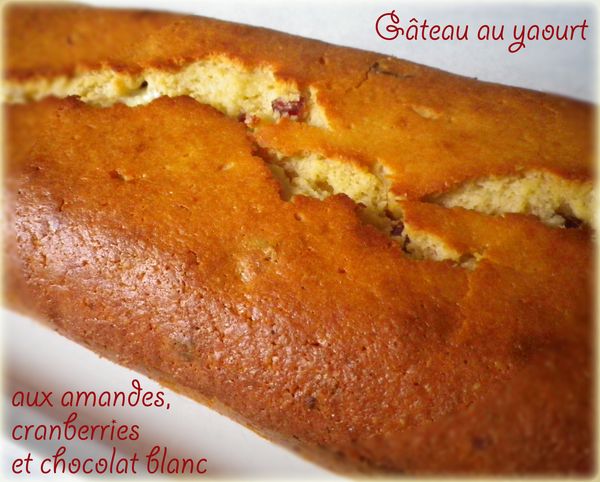 Gateau au yaourt, amandes, cranberries et chocolat blanc