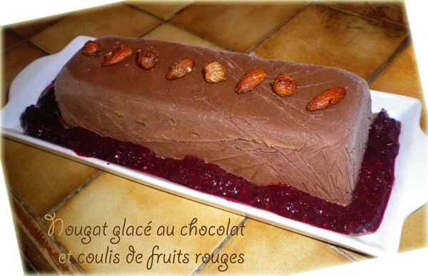 Nougat glacé au chocolat et coulis de fruits rouges