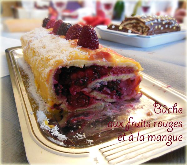 Bûche aux fruits rouges et à la mangue