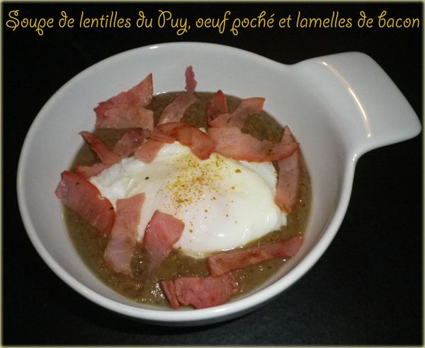 Soupe de lentilles du Puy, œuf poché et lamelles de bacon