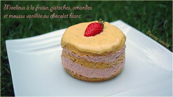 Moelleux aux fraises, pistaches, amandes et mousse vanillée au chocolat blanc