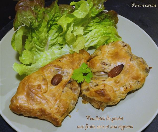 Feuilletés de poulet aux fruits secs et aux oignons