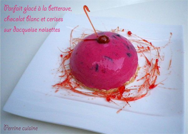 Parfait glacé à la betterave, chocolat blanc et cerises sur une dacquoise noisette