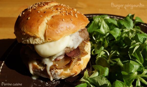Burger périgourdin au magret de canard séché, cabécou et compotée de pommes-oignons au vinaigre de framboise