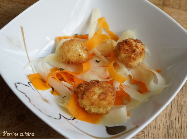 Salade tiède de carottes et panais en tagliatelles, cromesquis de petit fromage de vache au thym