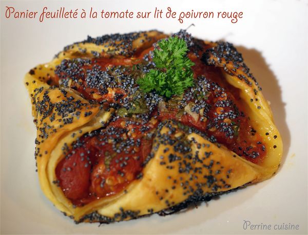 Paniers feuilletés à la tomate sur lit de poivron rouge